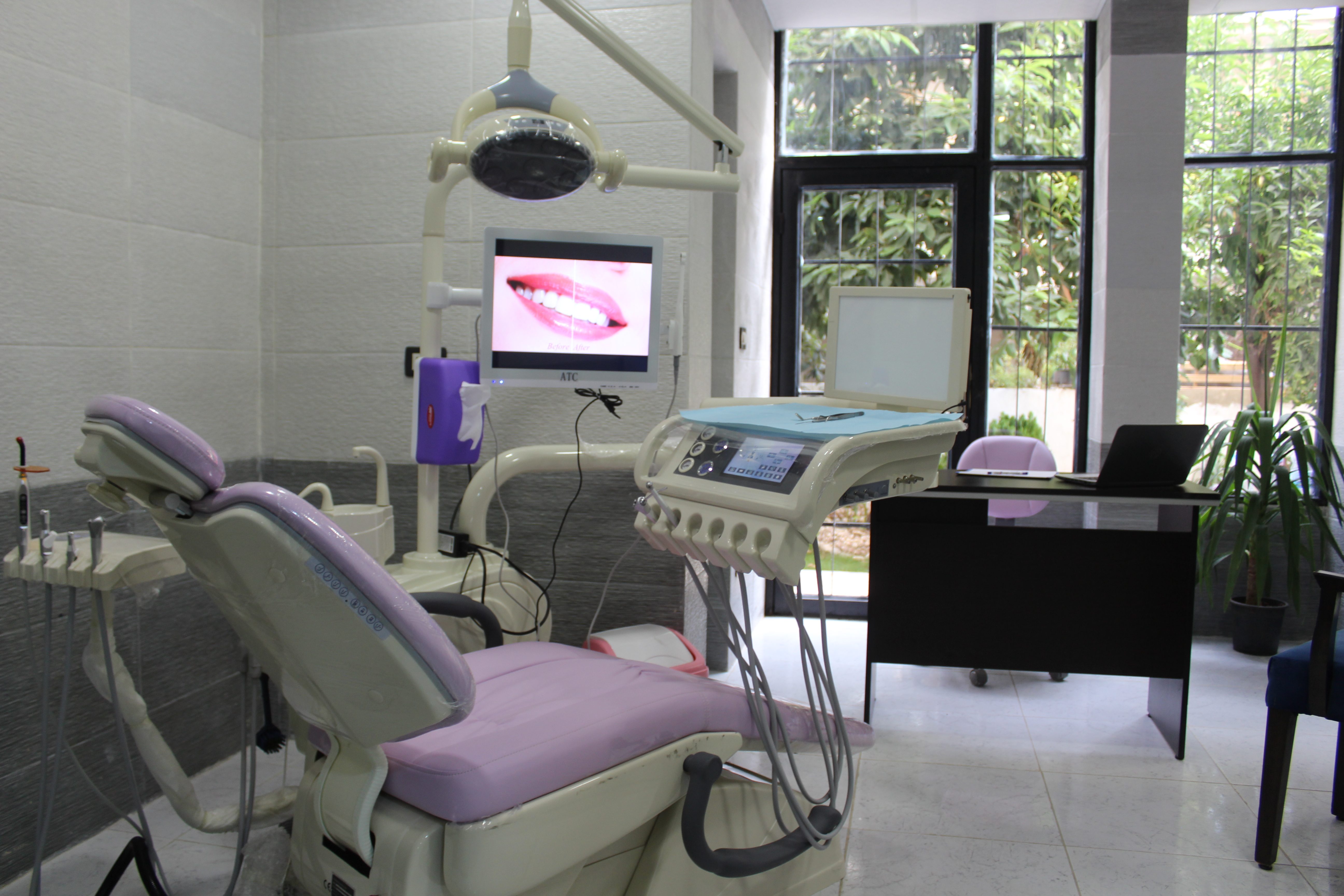 غرفة العلاج الحديثة مع شاشة عرض